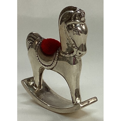 179 - A novelty silver pin cushion in the form of a horse. Approx. 25 grams. Est. £30 - £50.