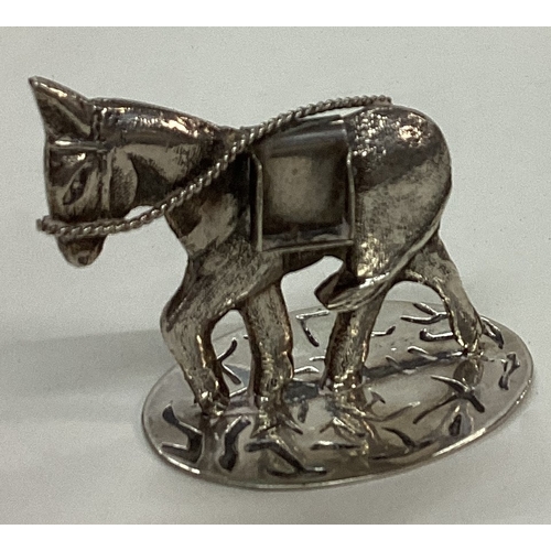 181 - A novelty silver menu holder in the form of a horse. Approx. 33 grams. Est. £30 - £50.