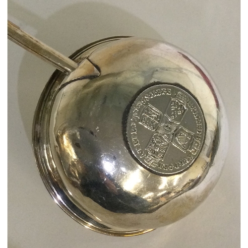 22 - A Georgian silver mounted toddy ladle of typical form. Approx. 47 grams. Est. £30 - £50.