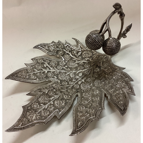 246 - A heavy Continental silver naturalistic silver leaf dish. Approx. 157 grams. Est. £120 - £150.