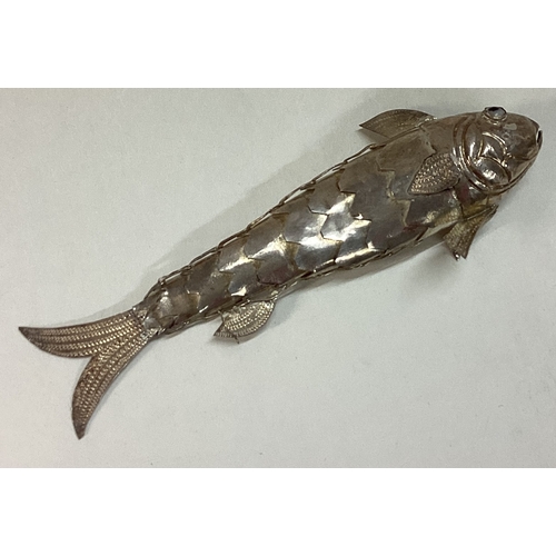 255 - A silver figure of a fish. Approx. 14 grams. Est. £30 - £40.