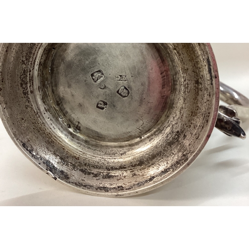 256 - A large 18th Century Georgian silver mug. London 1770. Approx. 312 grams. Est. £300 - £500.