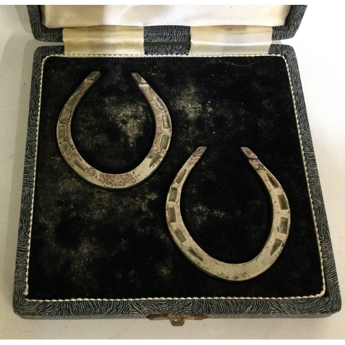 269 - A boxed pair of heavy silver napkin rings. London. Approx. 56 grams. Est. £40 - £60.