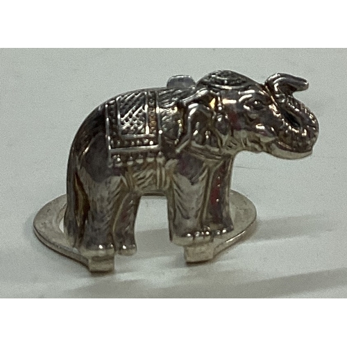 28 - A silver menu holder in the form of an elephant. Approx. 6 grams. Est. £10 - £20.