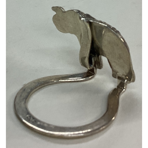 28 - A silver menu holder in the form of an elephant. Approx. 6 grams. Est. £10 - £20.