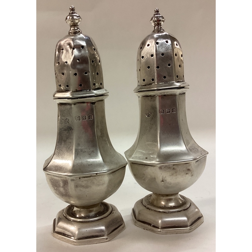 285 - A pair of silver peppers. By Garrard and Co. London 1911. Approx. 58 grams. Est. £50 - 80.