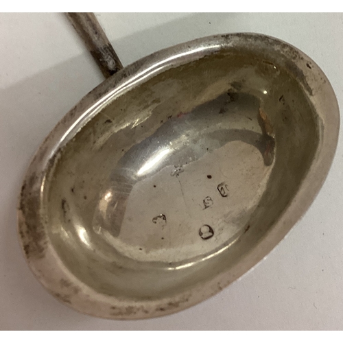 306 - A Georgian silver toddy ladle. Circa 1800. Marked to bowl. Approx. 11 grams. Est. £30 - £50.