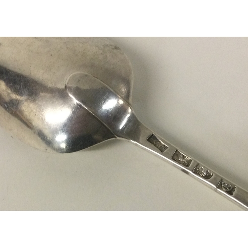 322 - A good Georgian silver bottom marked spoon. London. By WC. Aprox. 58 grams. Est. £30 - £50.