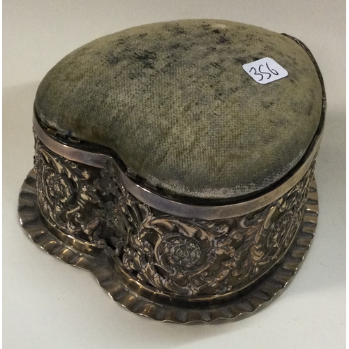 356 - A Victorian silver hinged jewellery box. 1900. Approx. 132 grams of gross weight. Est. £60 - £80.