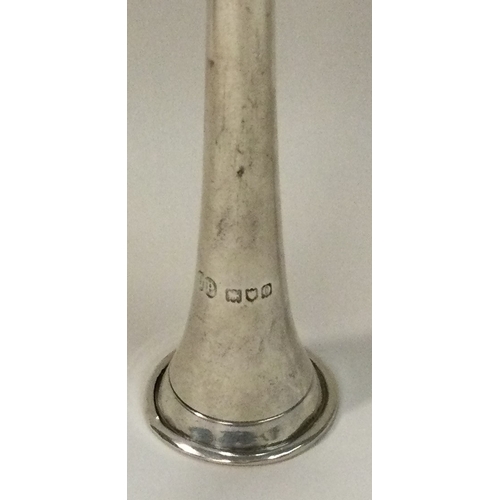 376 - A large silver hunting horn. London 1909. By James Parkes. Approx. 46 grams. Est. £300 - £500.