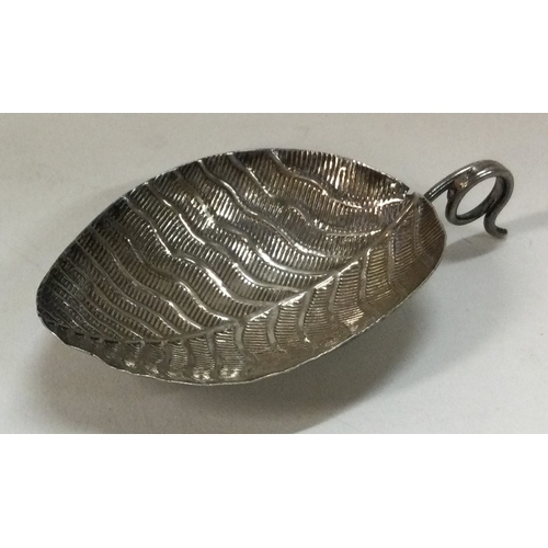 380 - A George III naturalistic silver caddy spoon. Birmingham 1800. Approx. 5 grams. Est. £100 - £150.