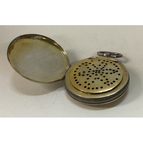 386 - A 19th Century Continental silver circular vinaigrette. Marked to based. Approx. 17 grams. Est. £120... 