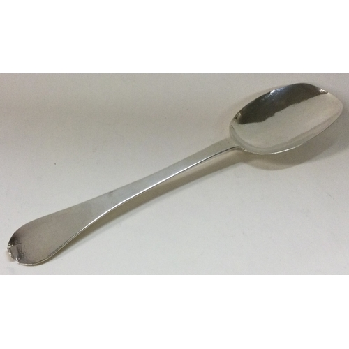 448 - An early Queen Anne dog nose silver spoon. Circa 1700. By Alice Sheen. Approx. 39 grams. Est. £200 -... 