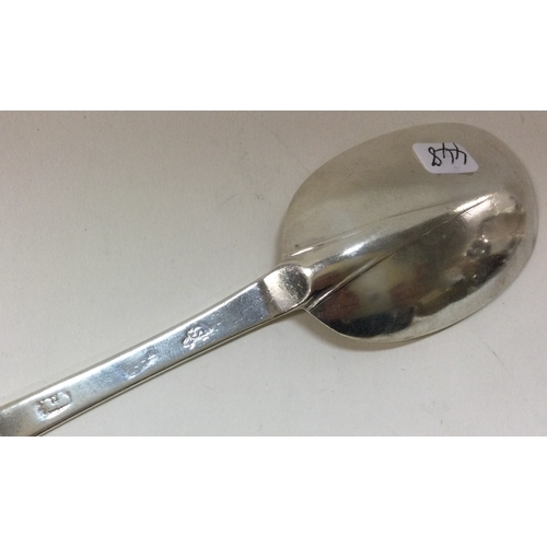 448 - An early Queen Anne dog nose silver spoon. Circa 1700. By Alice Sheen. Approx. 39 grams. Est. £200 -... 