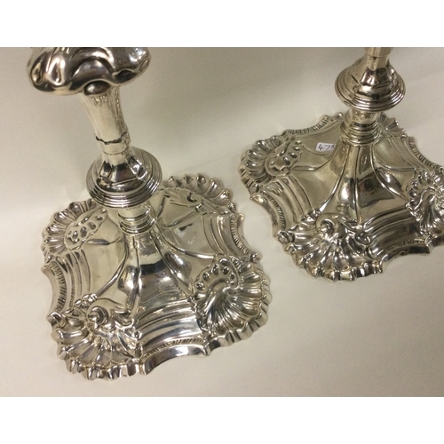 478 - A good pair of Georgian cast silver candlesticks. London. By WC. Approx. 1210 grams. Approx. 24.5 cm... 