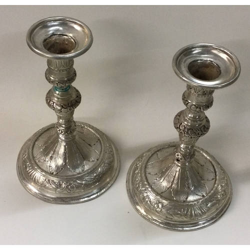 484 - A fine pair of early Queen Anne silver candlesticks. Approx. 241 grams. Est. £600 - £800.