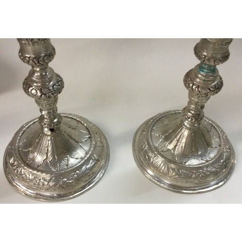 484 - A fine pair of early Queen Anne silver candlesticks. Approx. 241 grams. Est. £600 - £800.