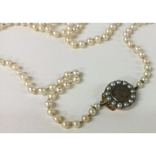 592 - A good Georgian pearl necklace with gold hair clasp. Approx. 27 grams. Est. £50 - £80.