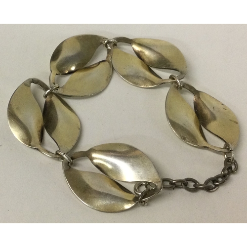 595 - DAVID ANDERSEN: A small silver and enamelled bracelet with chain decoration. Approx. 21 grams. Est. ... 