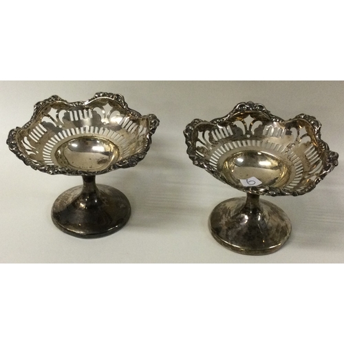 6 - A pair of silver dishes. Birmingham. Approx. 157 grams of gross weight. Est. £80 - £120.