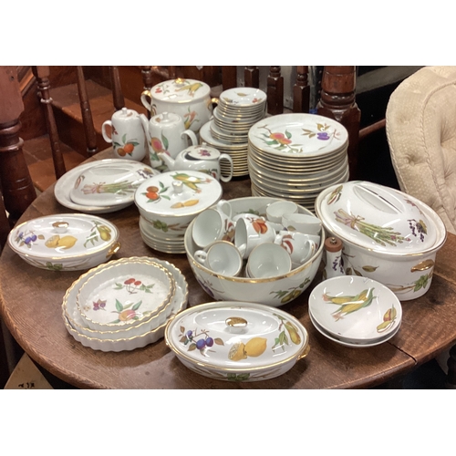 674 - A large collection of Royal Worcester Evesham pattern pottery. Est. £20 - £30.