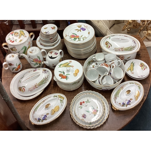 674 - A large collection of Royal Worcester Evesham pattern pottery. Est. £20 - £30.