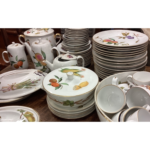 674 - A large collection of Royal Worcester Evesham pattern pottery. Est. £20 - £30.