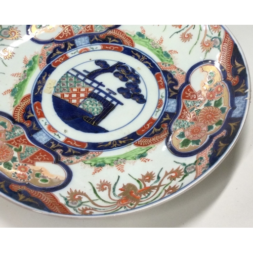 682 - A Chinese Imari charger. Est. £30 - £40.