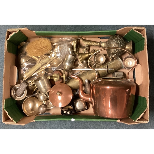 738 - A box containing good sundry brassware. Est. £20 - £30.