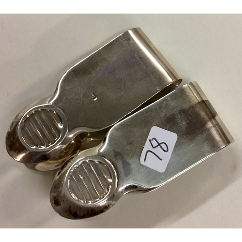 78 - A pair of silver money clips. Approx. 18 grams. Est. £30 - £50.