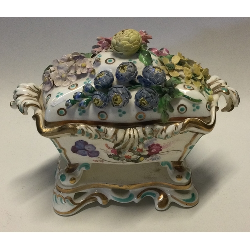 799 - An attractive Victorian inkwell decorated with flowers and leaves. Est. £30 - £50.