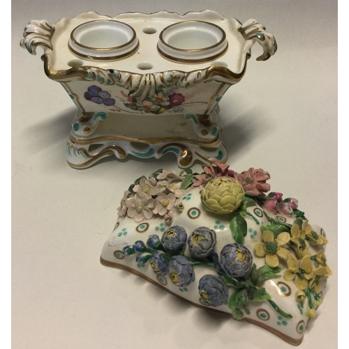 799 - An attractive Victorian inkwell decorated with flowers and leaves. Est. £30 - £50.