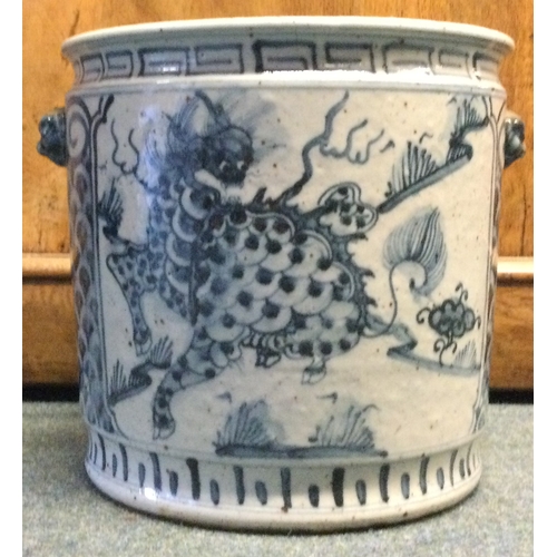 838 - A large Chinese blue and white jardinière decorated with animals. Approx. 22 cms high. Est. £400 - £... 