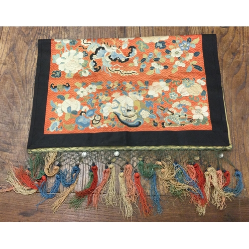 866 - An old Chinese silk tapestry. Est. £40 - £60.