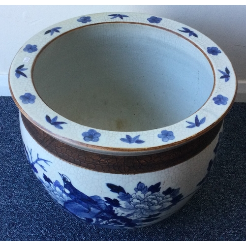 868 - A large Chinese blue and white jardinière decorated with flowers and leaves. Est. £60 - £80.