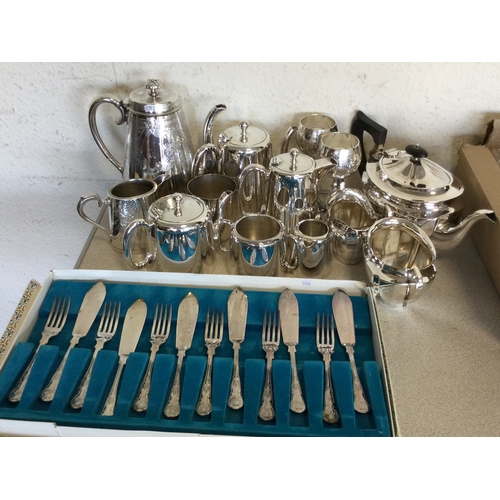 879 - A quantity of silver plated ware. Est. £30 - £40.