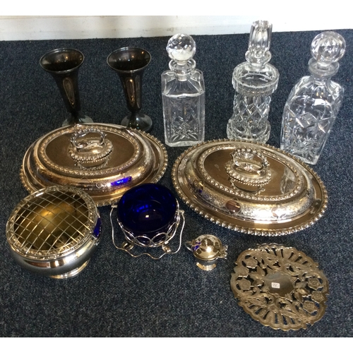 880 - A quantity of silver plated ware. Est. £30 - £40.