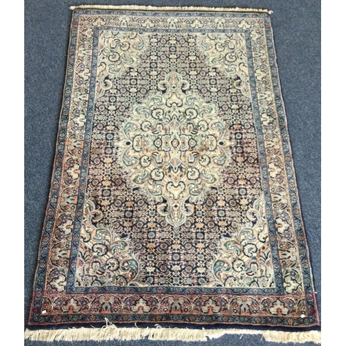 904 - A good quality small rug decorated in bright colours. Approx. 110 cms x 160 cms. Est. £50 - £80.