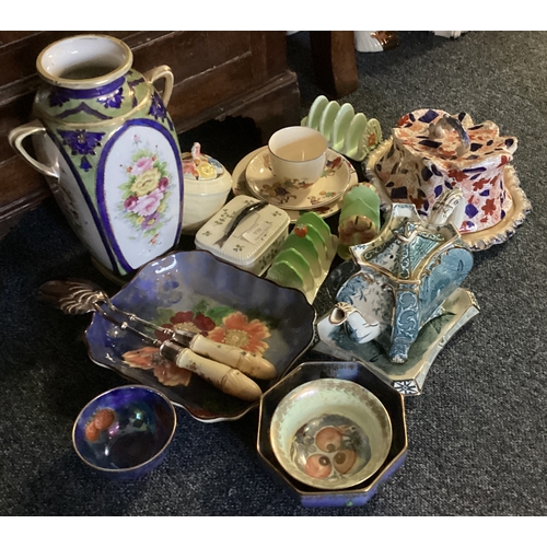 939 - A stylish Beswick toast rack together with other pottery ware. Est. £25 - £30.