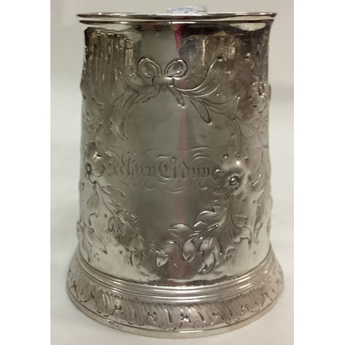 94 - A clean George III chased silver tankard. London 1778. Approx. 179 grams. Est. £150 - £200.