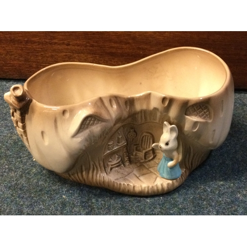 998 - SYLVAC: A vintage beige pottery planter with rabbit in blue dress. Numbered 4886. Est. £20 - £30.