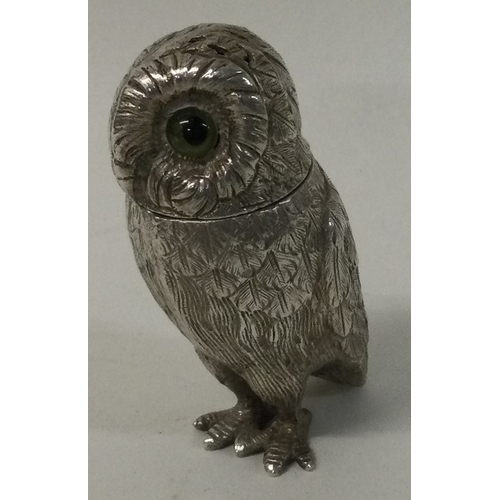 457 - A Victorian silver pepper in the form of an owl with lift-off cover. Approx. 52 grams. Est. £200 - £... 