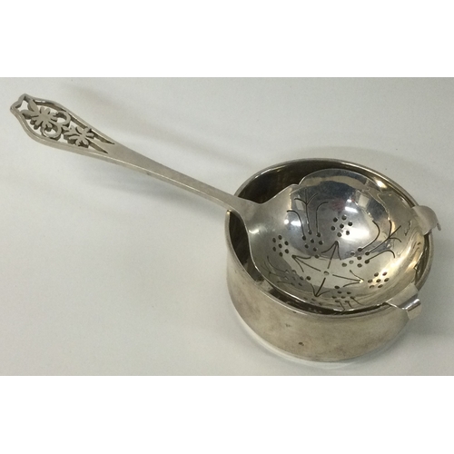 538 - An Art Deco silver pierced tea strainer on stand. Approx. 95 grams. Est. £100 - £150.