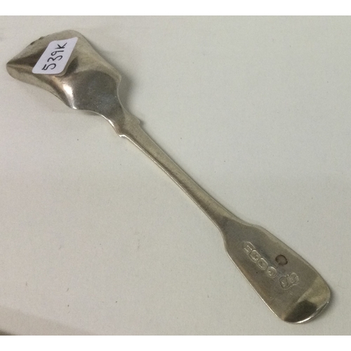 539K - DUBLIN: A Victorian Irish silver salt spoon. Approx. 8 grams. Est. £20 - £30.