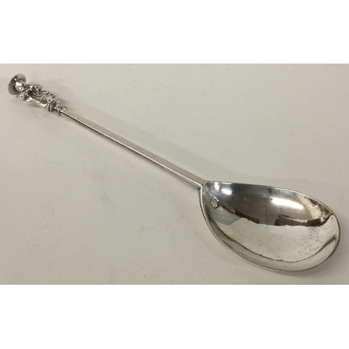 540 - A fine 16th Century silver apostle spoon. London 1574. By Daniel Cary. Approx. 41 grams. Est. £1500 ... 