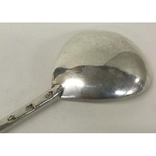 540 - A fine 16th Century silver apostle spoon. London 1574. By Daniel Cary. Approx. 41 grams. Est. £1500 ... 