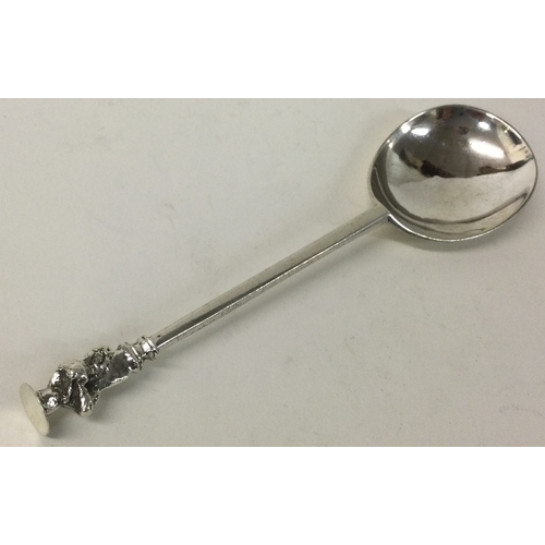 540 - A fine 16th Century silver apostle spoon. London 1574. By Daniel Cary. Approx. 41 grams. Est. £1500 ... 