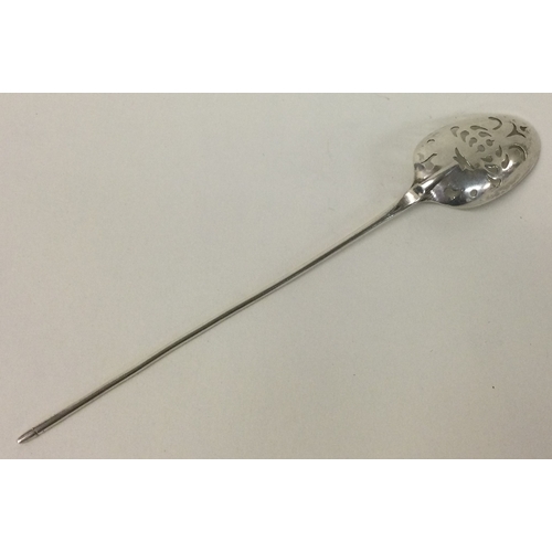 539A - A fine 18th Century silver rat tail mote spoon. Circa 1720. Approx. 9 grams. Est. £120 - £150.