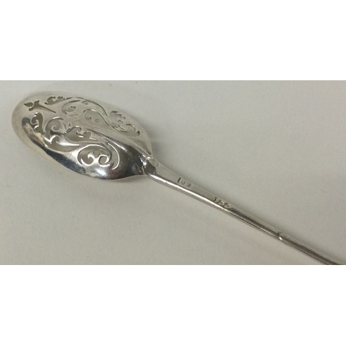 539B - An early 17th Century Queen Anne silver rat tail mote spoon. Circa 1697. By John Ladyman. Approx. 8 ... 