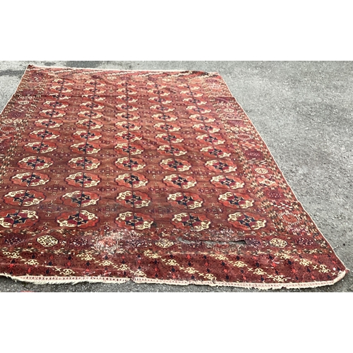 1672 - A red ground Oriental carpet / rug. Approx. 210 cms x 299 cms. Est. £50 - £80.